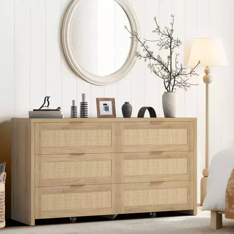 Cassettiera Bohémien in Rattan a 6 Cassetti con Maniglie Dorate, Rotelle e Finitura Effetto Legno