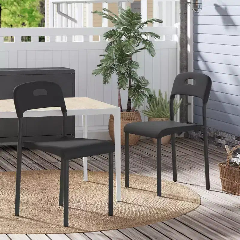 Set di 4 sedie da pranzo impilabili moderne, seduta in plastica bianca con gambe in metallo, schienale ergonomico, impermeabile e resistente alle macchie, sedie per interni ed esterni